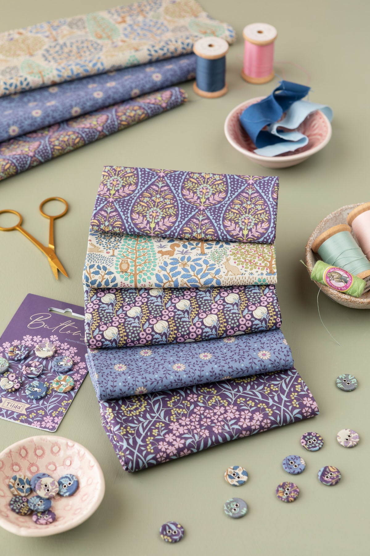 TILDA Stoffe, Stoffpaket SANCTUARY, Fat Quarter Bundle Eggplant Blue